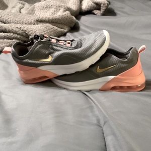 Ladies Nike Tennis Shoes